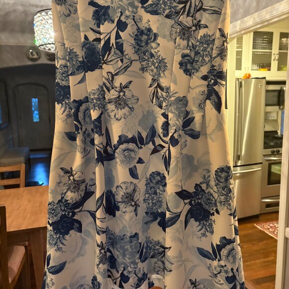 NWT Vince Camuto Blue and White Floral Scuba Knit Fit & Flare Dress. Size 10 - Picture 8 of 11
